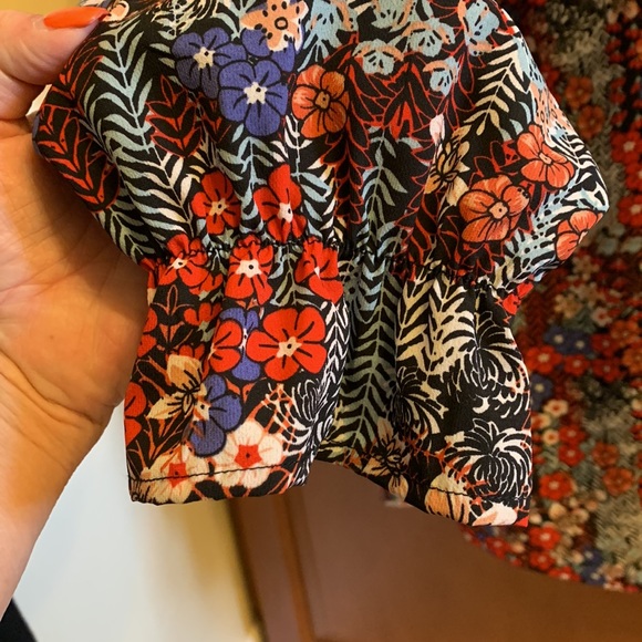 Floral El Kamba Blouse with cute sleeve and tie front NWT - Picture 2 of 3